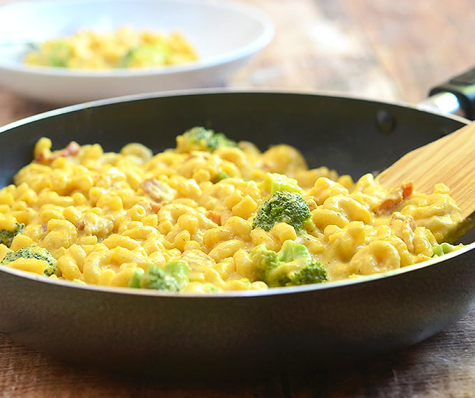 One-Pan Butternut Squash Macaroni and Cheese with bacon, broccoli, and a creamy butternut squash sauce is the ultimate Fall comfort food. And it's ready in 30 minutes and in one pan!
