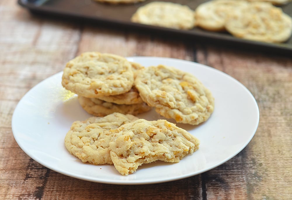 You'll love every bite of these yummy peanut butter corn flake cookies. 