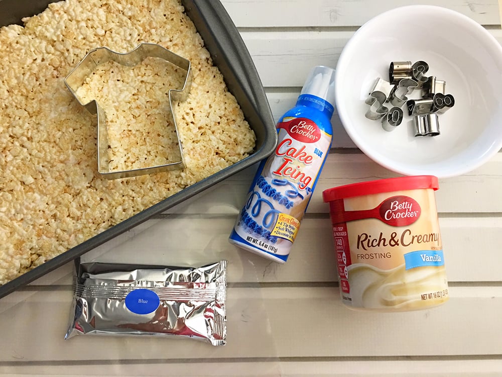 Cookie cutters and frosting are all you need to make these darling jersey rice crispy treats. 