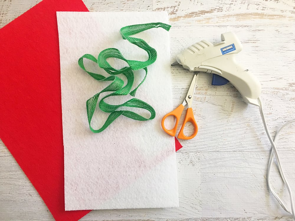 Felt Stocking Christmas Ornaments are an adorable addition to any holiday decor. So easy and fun to make with simple crafts supplies-materials