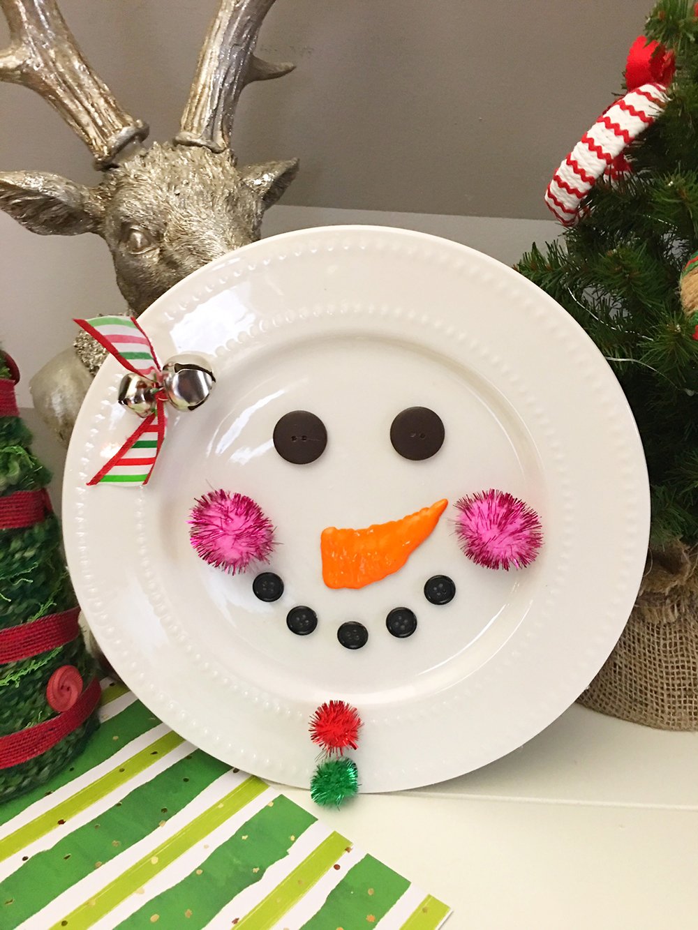 DIY Christmas Decorative plate is an adorable addition to any holiday decor! So easy and fun to make with simple supplies from the Dollar Store!