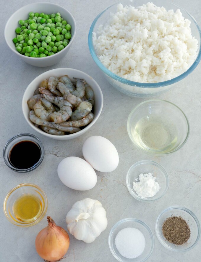 shrimp, eggs, steamed rice, oil, onion, salt, pepper, green peas