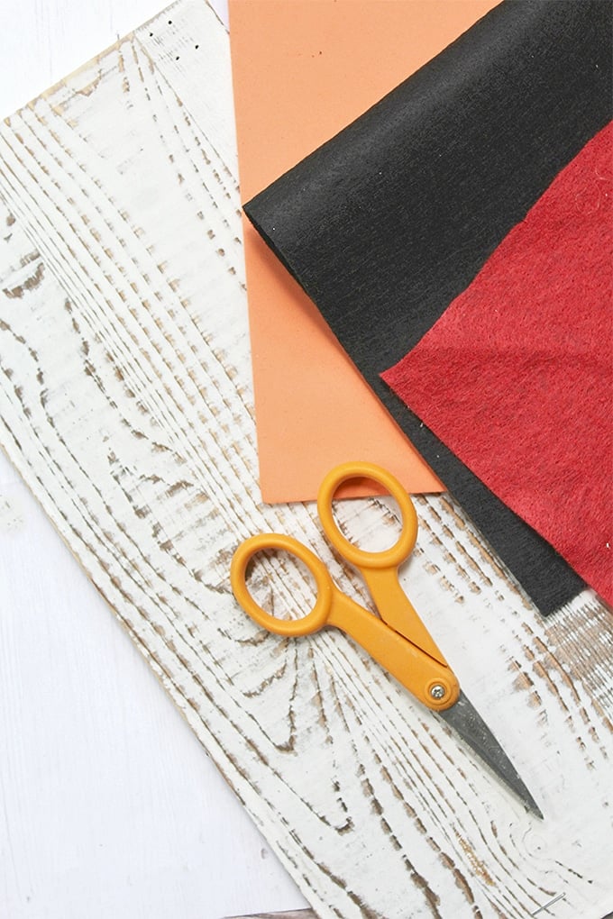 make this wooden snowman with painted white wood, craft felt and scissors