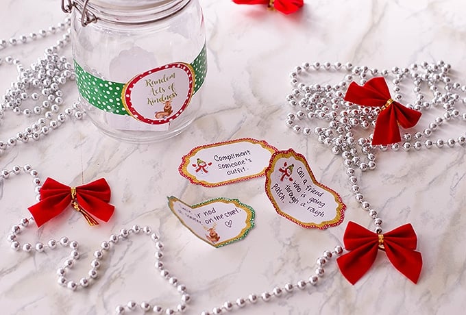 Random Acts of Kindness printables are the perfect way to spread some Holiday cheer