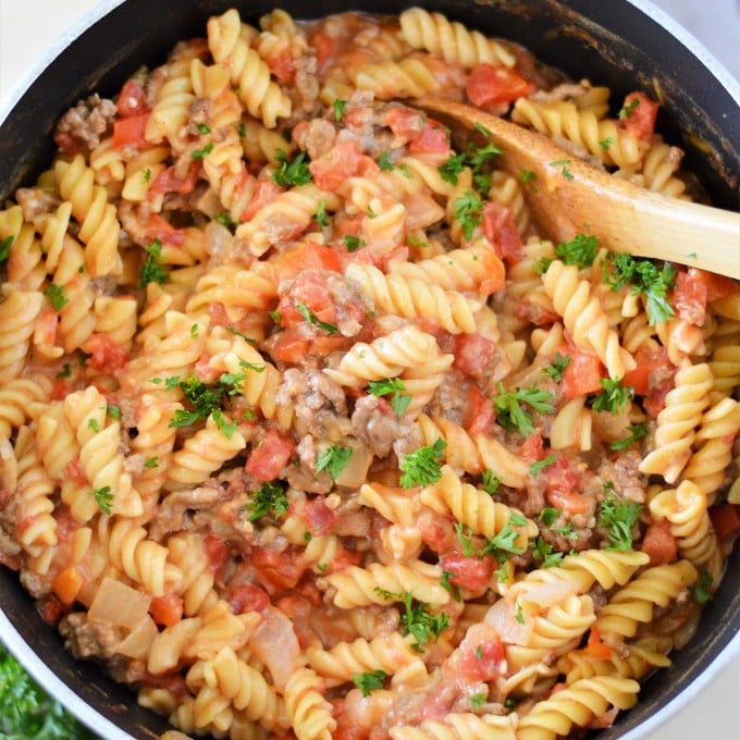 cheeseburger pasta in a pot