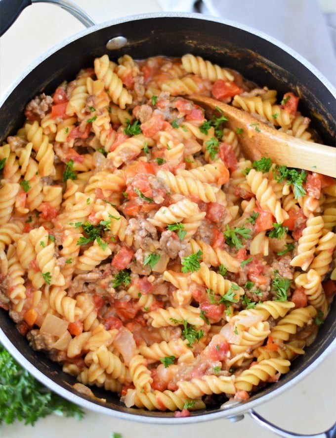 cheeseburger pasta in a pot